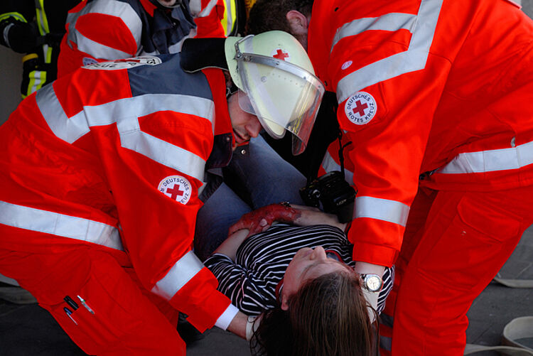 Helferübung: Bereitschaften - Sanitätsdienst; Journalistencamp Szenario „Brandanschlag auf ein Jugendheim“ Helferübung: Bereitschaften - Sanitätsdienst; Journalistencamp Szenario „Brandanschlag auf ein Jugendheim“