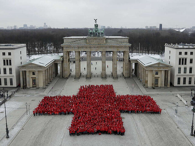 Jubiläum 150 Jahre DRK: Rotes Kreuz vor dem Brandenburger Tor in Berlin