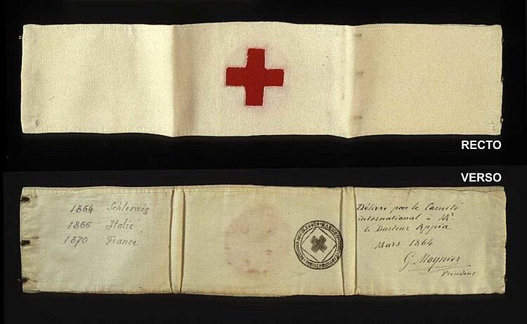Erste Rotkreuz-Armbinde, wie sie Louis Appia 1864 getragen hat. Der Chirurg gehörte zu den fünf Gründungsmitgliedern des Internationalen Komitees vom Roten Kreuz (IKRK) Erste Rotkreuz-Armbinde, wie sie Louis Appia 1864 getragen hat. Der Chirurg gehörte zu den fünf Gründungsmitgliedern des Internationalen Komitees vom Roten Kreuz (IKRK)
