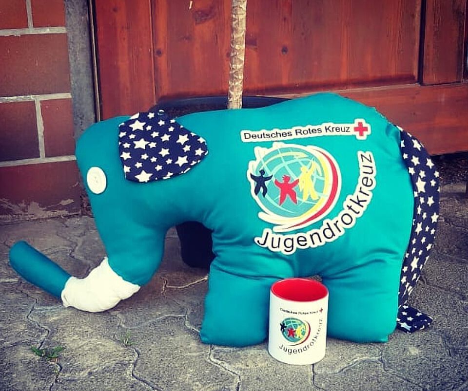 Maskottchen des Jugensrotkreuzes als Elefant
