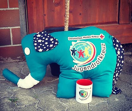 Maskottchen des Jugensrotkreuzes als Elefant